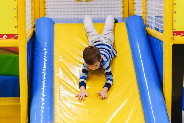 Kinder Klettern Und Rutschen Auf Dem Außenspielplatz Kinder Spielen Indoor — Stockfoto