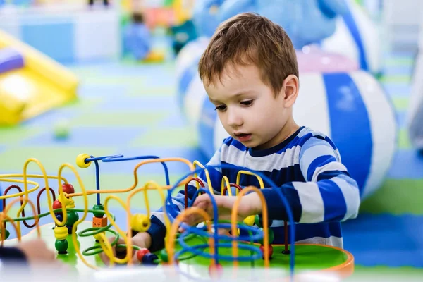 Ragazzo Bambini Età Elementare Tavolo Con Giochi Tavolo Educazione Intrattenimento — Foto Stock