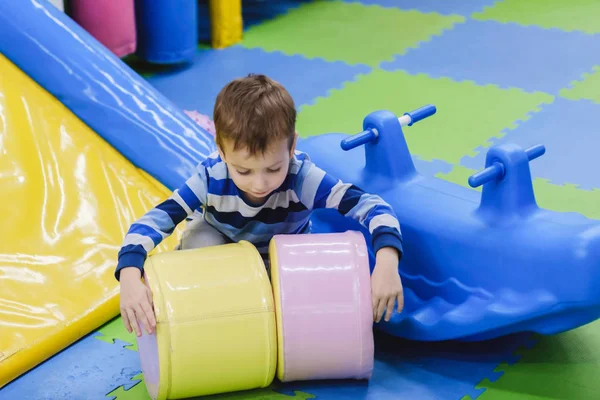 Tırmanma ve açık sahada kayan çocuklar. Çocuk kapalı oyun alanında oyun. Aktivite ve eğlence merkezi anaokulu ya da okul bahçesinde. Çocuk renkli slayt üzerinde. Yürümeye başlayan çocuk.