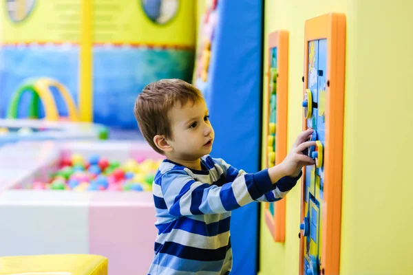 Niño Feliz Divirtiéndose Hoyo Bola Fiesta Cumpleaños Parque Atracciones Los — Foto de Stock