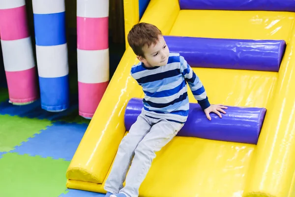 Niños Escalando Deslizándose Patio Aire Libre Los Niños Juegan Patio — Foto de Stock