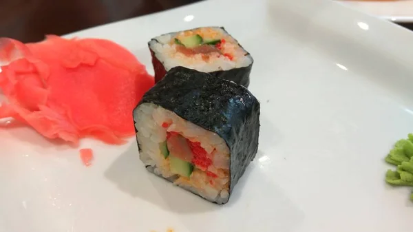 Sushi Rolka Lososem Tradiční Japonské Jídlo — Stock fotografie