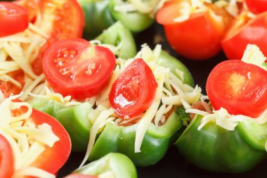 Fırında, peynirli, otlu ve sebzeli çiğ dolma biber gönderilecek. Pizza biberi pişiriyorum.