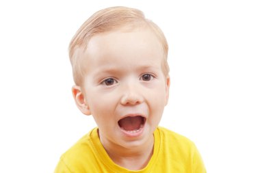 Yüksek sesle beyaz arka plan üzerinde izole küçük bir çocuk çığlık yakın çekim portresi