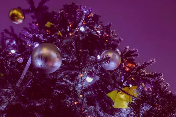 Ano Novo Abeto Natal Rua Decorado Com Bolas Luzes — Fotografia de Stock