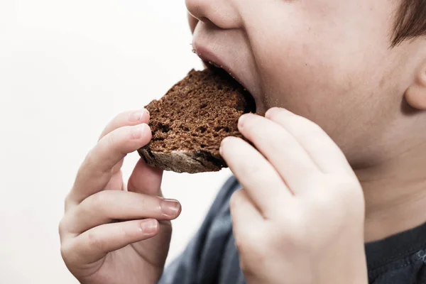 Mendigo Comer Pão Sujo Barato Crianças Pobres Doações Pessoas Conceito — Fotografia de Stock