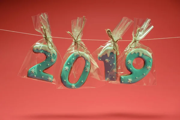 Šťastný Nový Rok 2019 Psaný Dopisy Vánoční Dekorace Perníčky Červeném — Stock fotografie