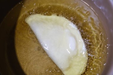 Petrol cheburek mutfağının lezzetli yemek öğle yemeği. Rusça.