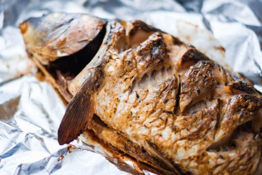 Bütün folyo akşam yemeği yemek arka plan balık sazan. çanak.