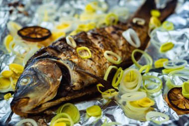 Bütün folyo akşam yemeği yemek arka plan balık sazan. çanak havuz.