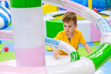 Çocuk atlıkarınca çocuk eğlence küçük bahçesi evlat. Açık havada.