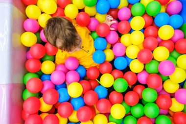 çocuk topu havuzu eğlenceli oyun bahçesi mutlu. küçük sevinç.