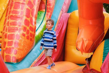Trambolin slayt çocukluk eğlenceli castle. rekreasyon.