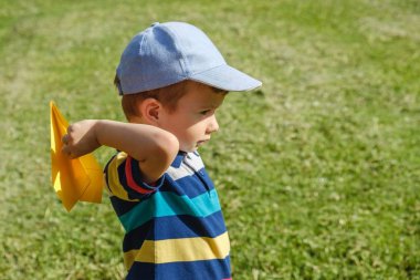 çocuk çocuk mutlu çocuk uçak uçak eğlence. oyun açık havada.
