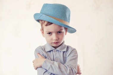 çocuk çocuk çocuk stüdyo şapka beyaz arka plan. küçük.