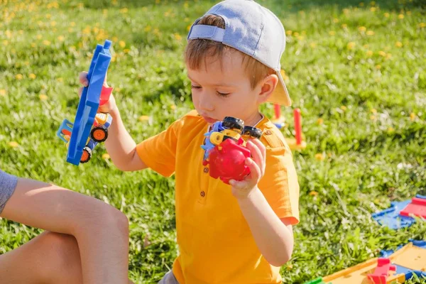 Bil Pojke Road Barn Kid Auto Bakgrunden Gräsmatta — Stockfoto