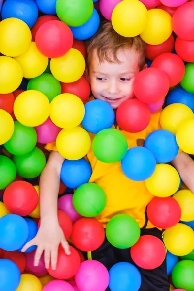 Niño Jugar Pelota Piscina Diversión Parque Infantil Feliz Alegría Alegre —  Fotos de Stock