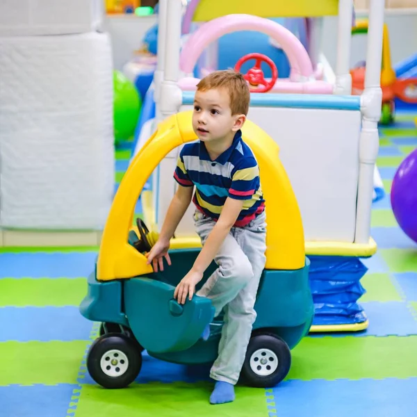 Niño Coche Juguete Parque Infantil Divertido Juego Feliz — Foto de Stock