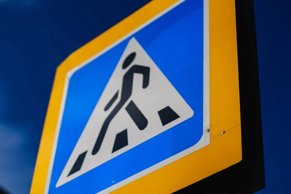 横断歩道は青警告歩行者の道路横断です トラフィック — ストック写真