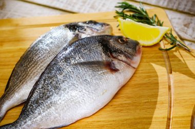 Balık deniz ürünleri dorado, üzerinde kesme tahtası, çiğ çiğ gıda.