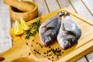 Balık deniz ürünleri dorado, kesme tahtası, Akdeniz üzerinde çiğ gıda.