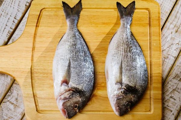 Pescado Mariscos Dorado Alimentos Crudos Tabla Cortar Nutrición Comida —  Fotos de Stock