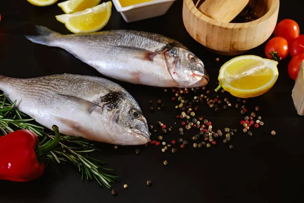 Pescado Dorado Mariscos Alimentos Crudos Sobre Fondo Negro Con Hielo —  Fotos de Stock