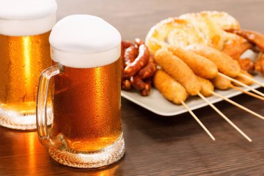 Arka plan üzerinde ulusal Alman yemekleri ile bira bardağı. Oktoberfest geleneksel gıda