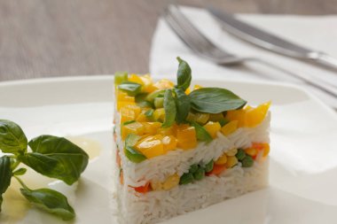 Sağlıklı yiyecekler. Sebzeli basmati. Vejetaryen yemeği. Basmati pilavı ahşap masada beyaz pirinç pişirdi..