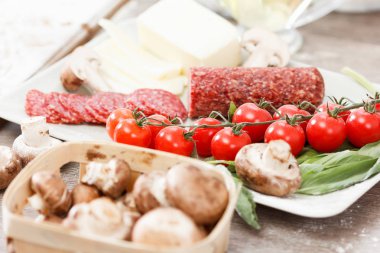 Pizza malzemelerini masaya yakın koyun.