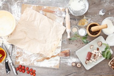 Çiğ hamur malzemeleri ve baharat tablo üstten görünüm üzerinde pizza için.
