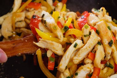 Kızarmış sebzeli tava ve dürümler için tavuk. Akşam yemeği için yakın plan burrito yemeği..