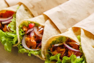 Meksika dürümü, tavuk, sebze, biber ve fasulye. Burrithos takos yemeği. Yakın çekim.