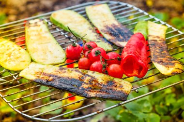 Izgara sebze şiş şifreli bir ot Marine Izgara Pan, üstten görünüm