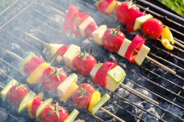 Bir ot Marine ızgara tava, üstten görünüm soğan, biber kabak domates kavrulmuş barbekü sebze şiş ızgara