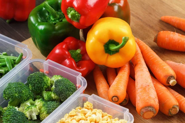 Bandejas Con Verduras Crudas Para Congelar Abastecimiento Para Almacenamiento Invierno —  Fotos de Stock