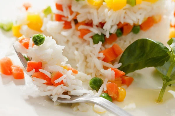 Vejetaryen Yemeği Sebzeli Pirinç Salatası Sağlıklı Beslenme — Stok fotoğraf
