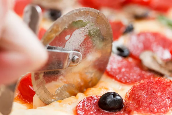Pfefferoni Pizza Mit Einem Speziellen Messer Scheiben Schneiden Handfesselmesser — Stockfoto