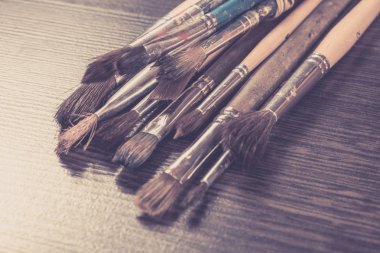 Ahşap arka plan üzerinde el yapımı craft sanat süreci sanatçı Boya fırçaları