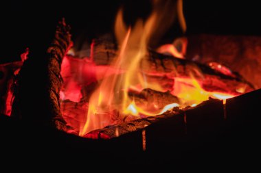 Kırmızı kömürü duman ile ateş. Piknik açık doku