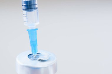 Şişelerde ve şırıngalarda ilaç, aşıya, kanser tedavisine, ağrı tedavisine hazır ve ayrıca yasadışı olarak kullanılabilir.