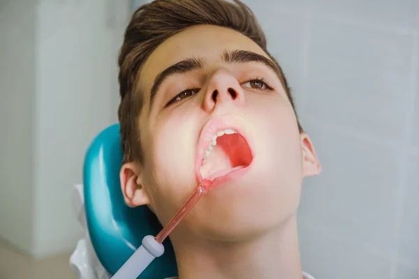 Хлопчик у стоматологічному кріслі офіс лікує зуби . — стокове фото