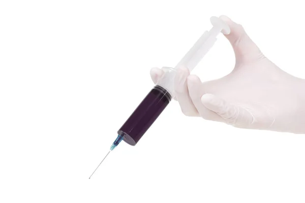 Syringe Met Donker Rode Vloeistof Hand Van Een Verpleegkundige Geïsoleerd — Stockfoto