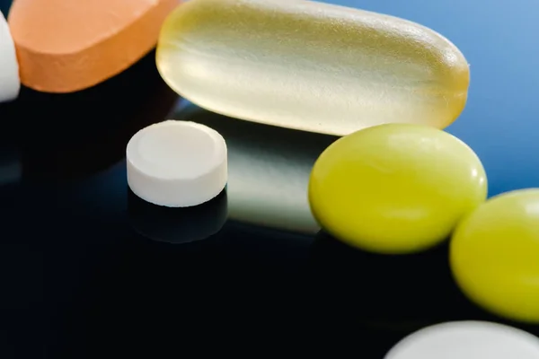 Högen Kapsel Piller Tabletter Medicin Liggande Isolerade Svart Bakgrund Extrem Royaltyfria Stockfoton