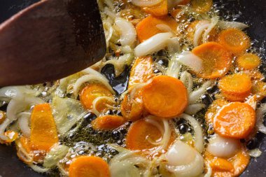 Soğan ve havuç Pan spatula ile beslenme kızartma.