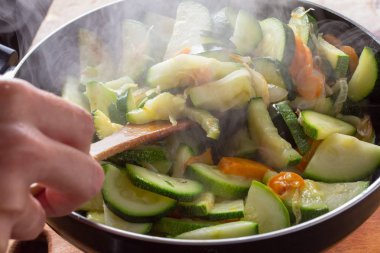 Tavuk. havuç ve kabak tava sebze yemekleri, ilave edin.