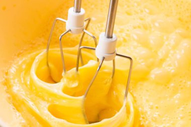 Yumurta ve hazırlık yemek yemek, elektrik için blender kabı.