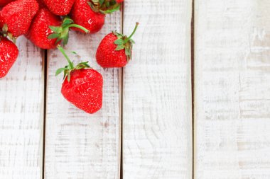 çilek Bahçe'nın masasında