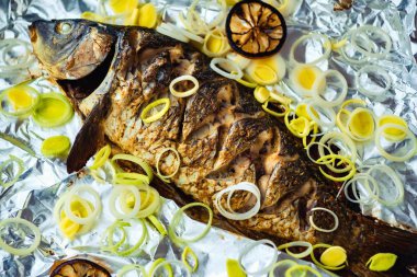 sazan bütün folyo akşam yemeği yiyecek. hazır yemek.