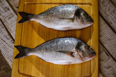 Balık deniz ürünleri dorado, çiğ gıda, yemek arka plan.